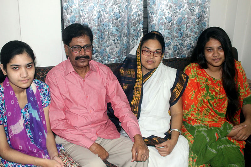 সপরিবারে যুদ্ধাহত মুক্তিযোদ্ধা বীর প্রতীক আনোয়ার হোসেন পাহাড়ী 