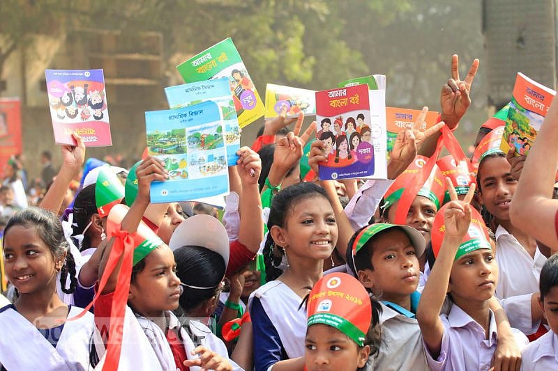 নূতন বই হাতে একটা শিশুর মুখের আনন্দের হাসিটুকুর মতো সুন্দর একটা দৃশ্য পৃথিবীতে আর কিছু নেই! 