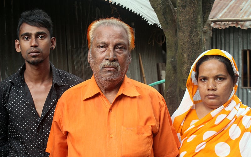সপরিবারে যুদ্ধাহত মুক্তিযোদ্ধা আচকির আহমেদ 