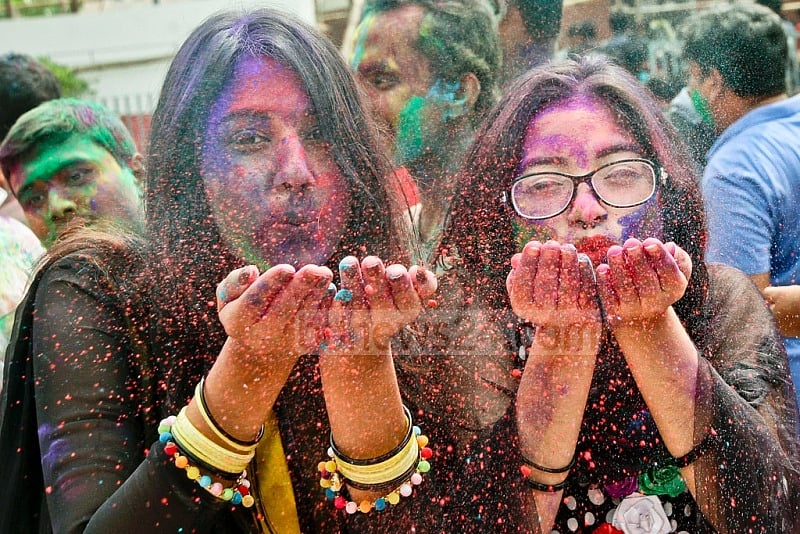 সীমার ভেতরেই উদযাপিত হয়েছিল সেই রঙ-উৎসব 