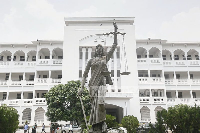 সুপ্রিম কোর্টের সামনে ভাস্কর্য স্থাপন ও স্থানান্তর সমাজে মিশ্র প্রতিক্রিয়া সৃষ্টি করছে 