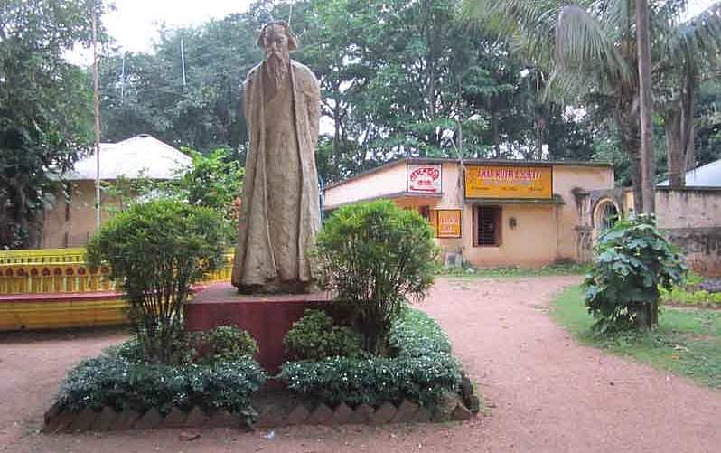 তিনিও রবীন্দ্রনাথ ঠাকুর প্রতিষ্ঠিত শান্তিনিকেতনের শিক্ষা-দর্শনের দৃষ্টান্ত দিয়েছেন: "সেখানে আপনার চারপাশের পরিবেশকেই টেক্সট বুক হিসেবে বিবেচনা করা হয়" 