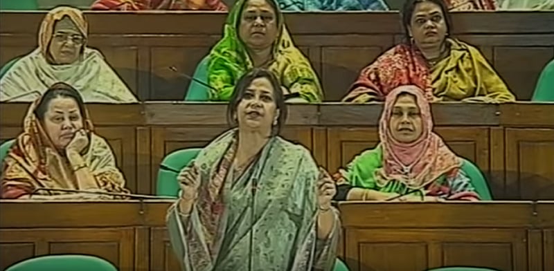 দ্বিতীয় প্রশ্নটি সাংবিধানিক শূণ্যতার প্রশ্নে নয়, সাংবিধানিক এবং সংরক্ষিত নারী আসনের সদস্যদের মর্যাদার 