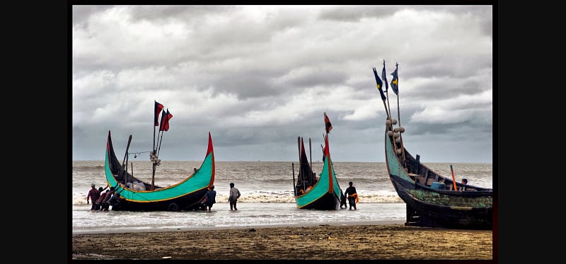 বিশ শতকে প্রচুর সংখ্যক বাঙালি বার্মায় বসতি স্থাপন করেন, আবার দ্বিতীয় বিশ্বযুদ্ধের সময় বাঙালিদের অনেকে বার্মা ত্যাগ করেন 