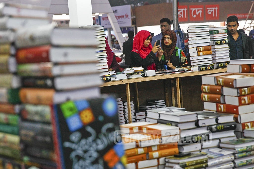 একুশের বইমেলা, আদর্শ প্রকাশনী ও যুক্তি-বুদ্ধির উল্টোরথে বাংলা একাডেমি