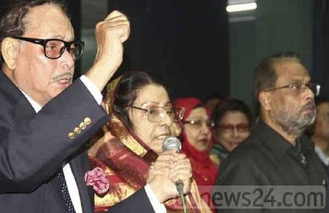 স্ত্রী রওশন এরশাদ ও ভাই জি এম কাদেরকে নিয়ে দলের এক সভায় এইচ এম এরশাদ (বর্তমানে প্রয়াত) ফাইল ছবি স্ত্রী রওশন এরশাদ ও ভাই জি এম কাদেরকে নিয়ে দলের এক সভায় এইচ এম এরশাদ (বর্তমানে প্রয়াত) ফাইল ছবি