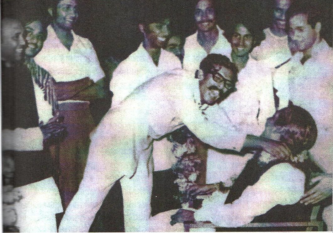 বঙ্গবন্ধুর জন্মদিন আবাহনী ক্রীড়াচক্রের পক্ষ থেকে বাবার গলায় মালা পরিয়ে দিচ্ছেন শেখ কামাল 