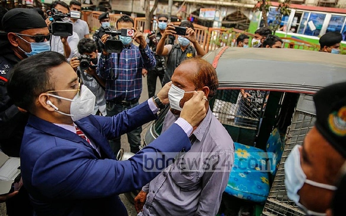 মাস্ক নিয়ে লুকোচুরি ও করোনাভাইরাসের হাসি