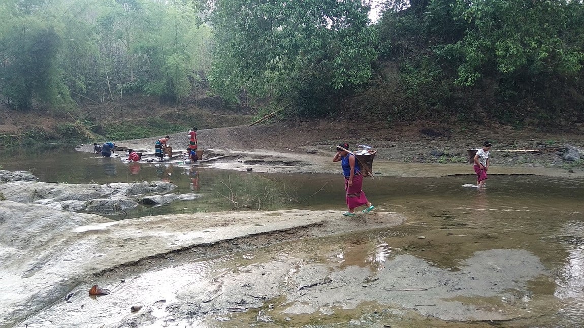 রাজস্থলীতে ত্রিপুরা জনগোষ্ঠীর জীবন নির্ভর করছে অস্থায়ী কুয়ায়