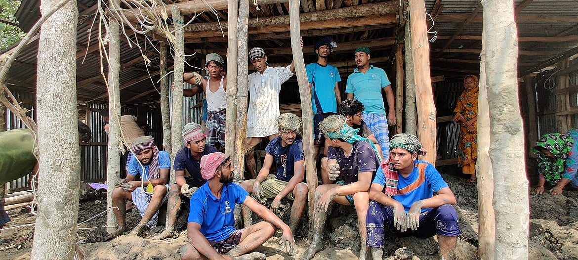 জলের বুকে হারাতে থাকা ঢালচরে