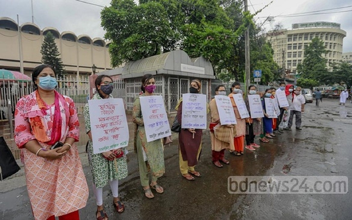 গার্ড অব অনার: নারী-পুরুষ বিভাজন কেন?