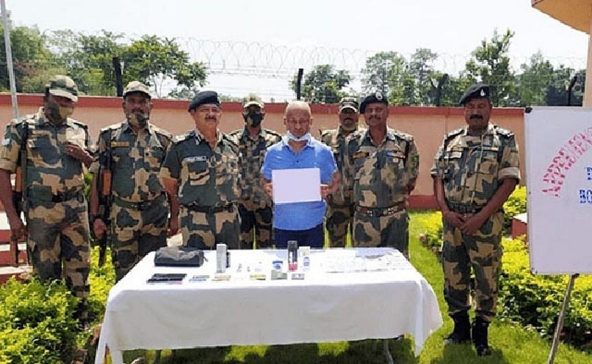 একজন সাবেক পুলিশ কর্মকর্তা, লুটপাট ও সাড়ে তিন হাত জমি