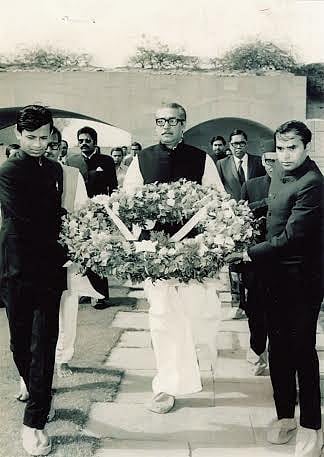 ভারতের জাতির জনকের সমাধিতে বাঙালির জাতির জনকের শ্রদ্ধাঞ্জলি, ১৯৭৪ সালে, বাঁয়ে লেখক (লেখকের সৌজন্যে প্রাপ্ত) 