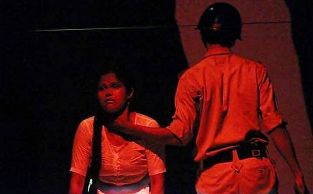 বীরাঙ্গনাদের নিয়ে লন্ডনভিত্তিক কমলা কালেকটিভ থিয়েটারের নাটক 'বীরাঙ্গনা ব্রেভ উওম্যান'-এর প্রর্দশনীর দৃশ্য  