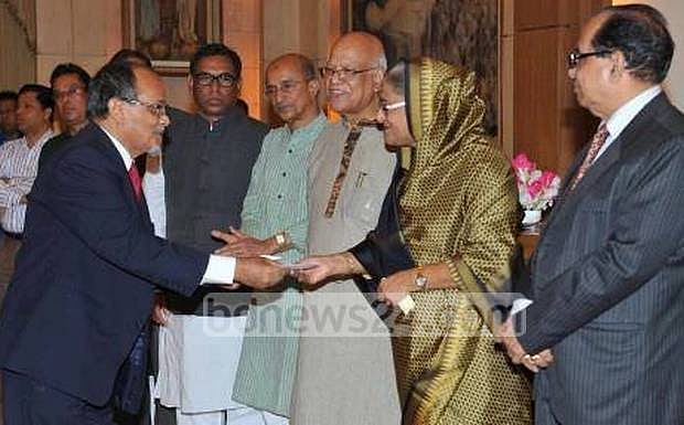 ইসলামী ব্যাংক প্রদত্ত অর্থ নিয়ে বিতর্ক দানা বেঁধে ওঠার পর সরকার বিবৃতি দিয়ে এক ধরনের নিষ্পত্তি করেছে 