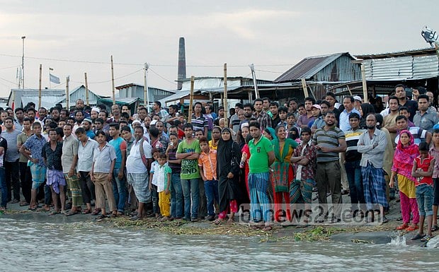 নদীর পাড়ে স্বজন-হারানো মানুষের কান্না ও আহাজারির দৃশ্য আমরা আর কতদিন দেখব 