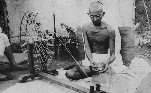 আইনস্টাইন মহাত্মা গান্ধীর মৃত্যুতে শোক প্রকাশ করে বলেছেন, ভবিষ্যতে মানুষজন বিশ্বাস করবে না যে রক্ত-মাংসের এমন একজন মানুষ এই ধরাভূমিতে হাঁটাহাঁটি করেছিলেন 