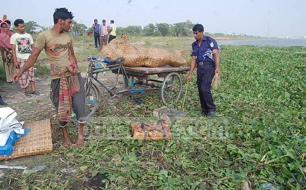 যদি আইনশৃঙ্খলা রক্ষাকারী বাহিনী কর্তৃক আইনবহির্ভূতভাবে গ্রেপ্তারের অভিযোগ থাকে এবং তারা যদি সেটি স্বীকার না করে, তাহলে আইনের ফাঁকে পড়ে যাওয়ায় এর সুরাহা আর মেলে না 