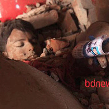 পরিচয়পত্র হাতে মৃত এক পোষাকশ্রমিক  