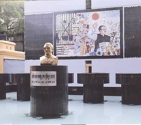 কেন্দ্রীয় কারাগারে বঙ্গবন্ধু শেখ মুজিবের ভাস্কর্য। ছবি. পি আই ডি 