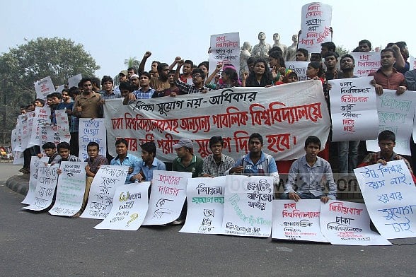 সবাই কোনো না কোনোভাবে ঢাকা বিশ্ববিদ্যালয় কর্তৃপক্ষের আকস্মিক ও অগণতান্ত্রিক সিদ্ধান্তের কারণে ভুক্তভোগী 