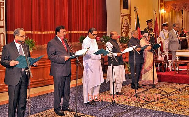 বঙ্গভবনে নতুন মন্ত্রীদের শপথ পড়াচ্ছেন রাষ্ট্রপতি আবদুল হামিদ 