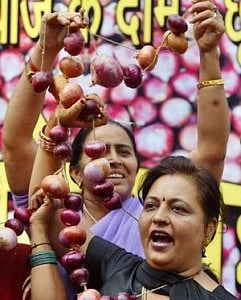 Women in New Delhi protest against the price hike of onions 