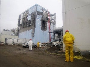 Efforts to spray water into the No. 4 reactor at the Fukushima Daiichi Nuclear Power Plant, are seen in this March 22, 2011 handout photograph released by Tokyo Electric Power Co. Photo: Reuters    