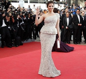 Bollywood actress Aishwarya Rai Bachchan poses on the red carpet for the opening ceremony of the 64th Cannes Film Festival in Cannes May 11, 2011. Photo: Reuters 