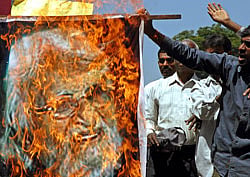  A hardline Hindu group burns a poster of Indian artist M F Husain in protests against his 'Mother India' painting on Feb. 14, 2006. Photo: Reuters  