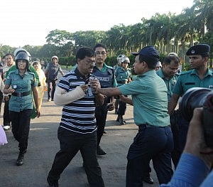 Opposition chief whip Zainul Abdin Farroque and a police officer get into an altercation in front of the parliament building on the first day of the 48-hour hartal on July 6. Photo: Nashirul Islam/bdnews24.com Opposition chief whip Zainul Abdin Farroque and a police officer get into an altercation in front of the parliament building on the first day of the 48-hour hartal on July 6. Photo: Nashirul Islam/bdnews24.com