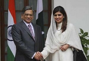 Pakistan's foreign minister Hina Rabbani Khar (R) shakes hands with Indian counterpart Somanahalli Mallaiah Krishna in New Delhi. Photo: Reuters 