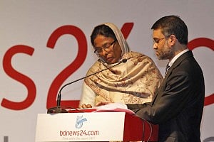 bdnews24.com editor-in-chief Toufique Imrose Khalidi guides legendary Liberation War guerrilla Khurshid Jahan Begum as she clicks to launch a beta version of the website.  