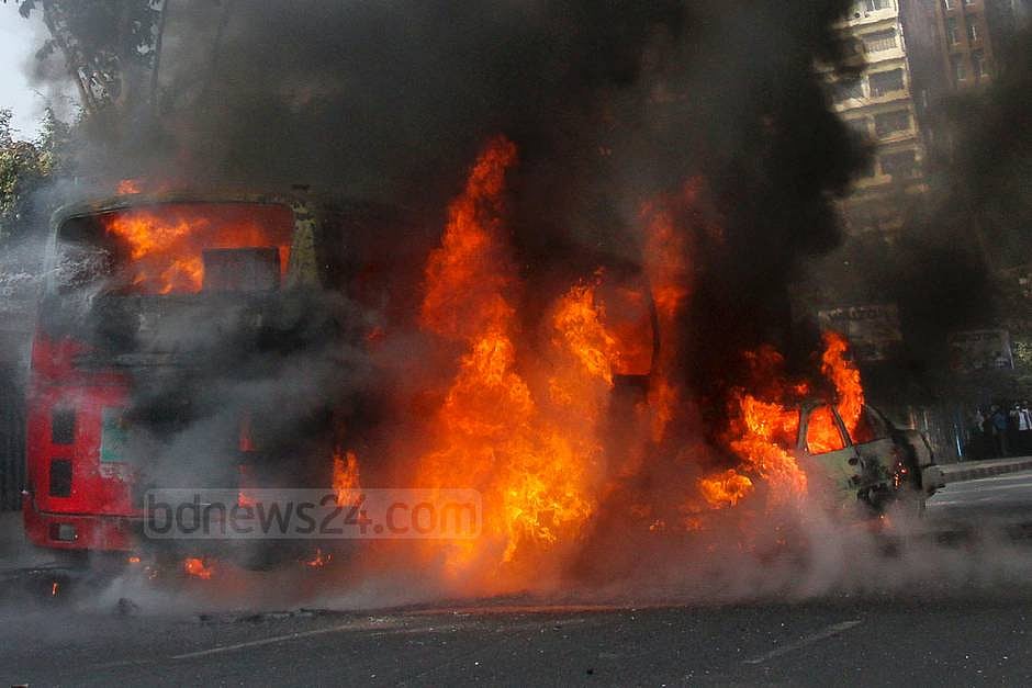 Miscreants set bus and car on fire in Dhaka's Motijheel area on Tues 8/1. 