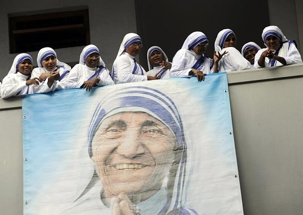 Nuns belonging to the Missionaries of Charity order follow the service to mark the 100th birth anniversary of Mother Teresa at her tomb in Kolkata (2010). REUTERS/Deshakalayan Chowdhury. 