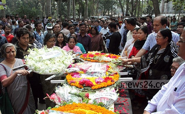 People pay last respects to slain writer Avijit Roy. Photo: Tanvir Ahammed/bdnews24.com 