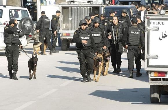 Police lead their dogs during the attack by gunmen on Tunisia's national museum in Tunis March 18, 2015. (Photo: Reuters/Zoubeir Souissi) 