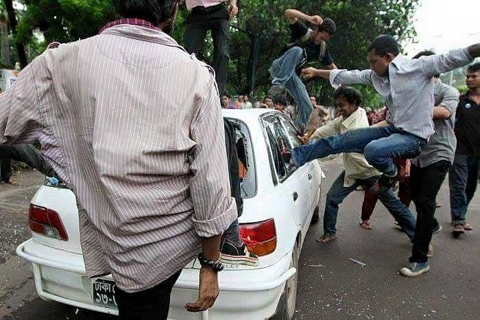 জনতা নিয়ন্ত্রণে বলপ্রয়োগ: পুলিশকে পরাজিত হয়েই জিততে হবে