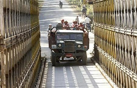 Truck crossing India-Myanmar border. Source: Reuters. 