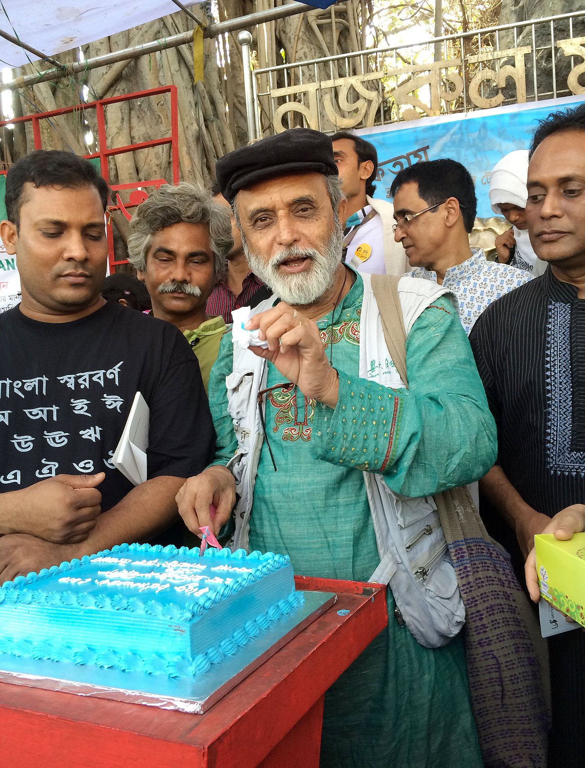 কেক কাটার পূর্বে বক্তব্য দিচ্ছেন কবি নূরুল হুদা। 