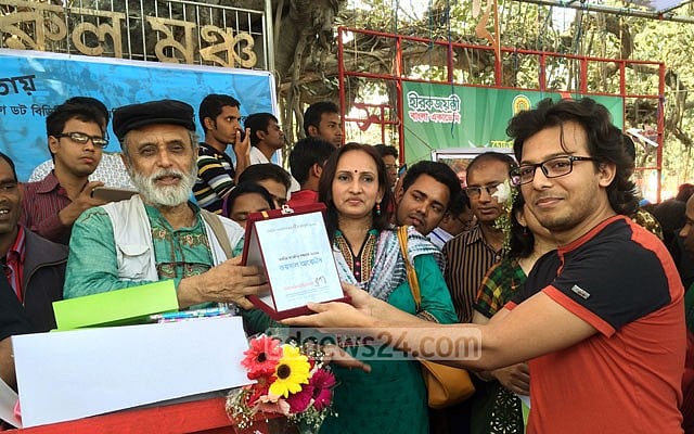 নাগরিক সাংবাদিক সম্মাননার ক্রেস্ট নিচ্ছেন ব্লগার জয়নাল আবেদীন। 