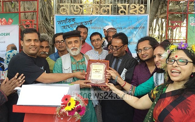 কবি নূরুল হুদাকে সম্মাননা দিচ্ছেন ব্লগাররা। 