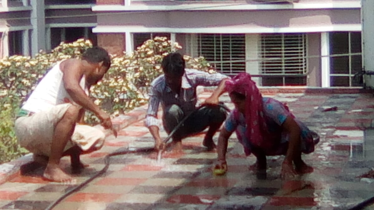 পুরুষের পাশে নারী শ্রমিক!