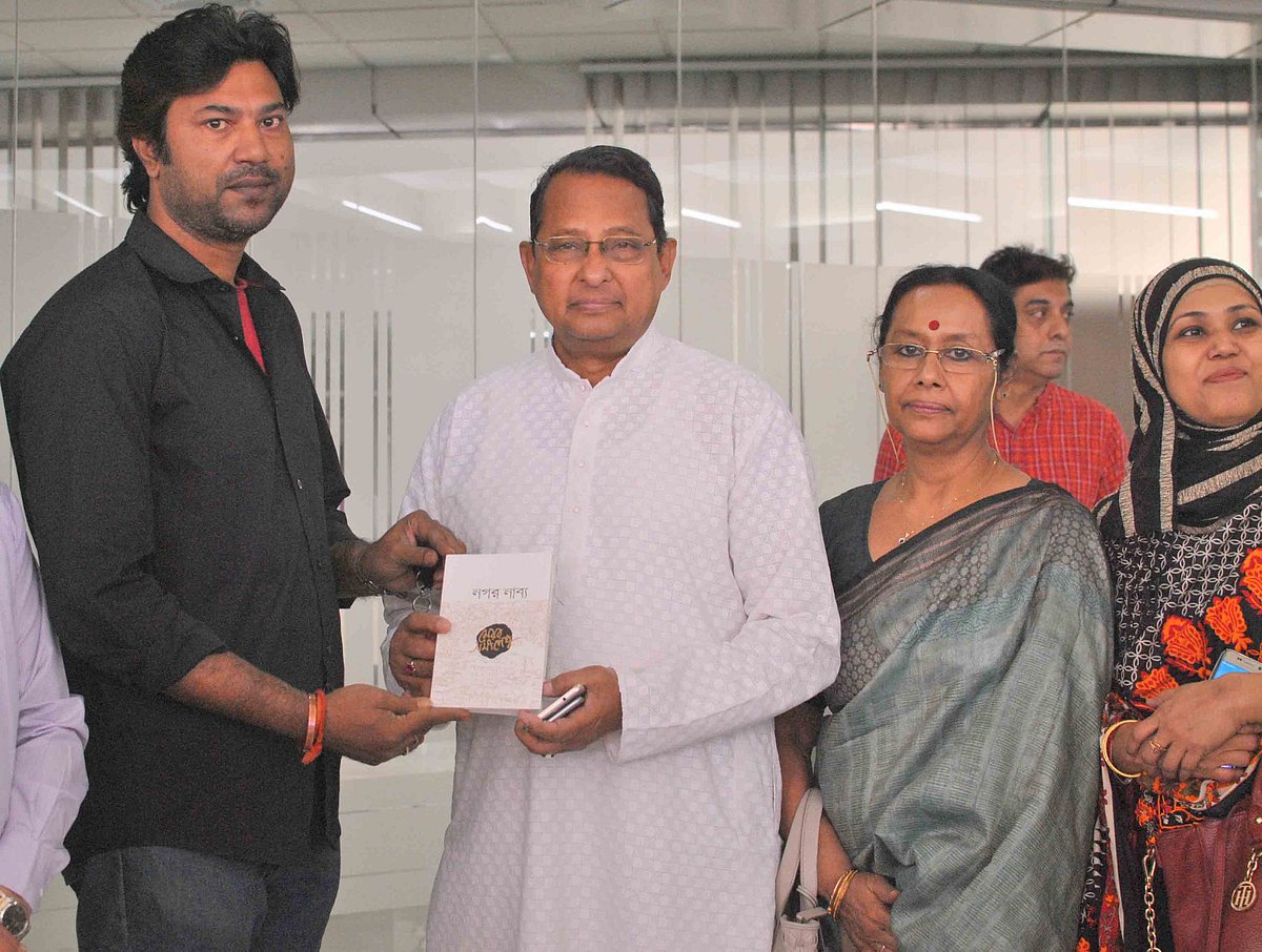 ’নগর নাব্য‘ তুলে দিলাম মাননীয় তথ্যমন্ত্রীর হাতে: নাগরিক সাংবাদিকতার জয় হোক