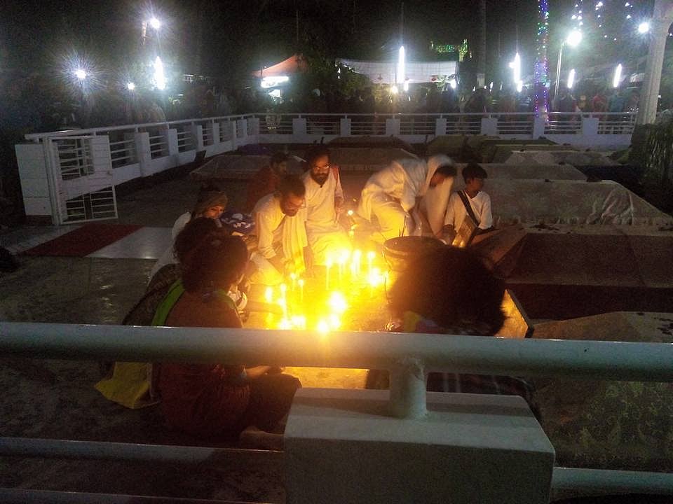 সমাধি স্থলে এক লালন গবেষক দলের শ্রদ্ধা নিবেদন 