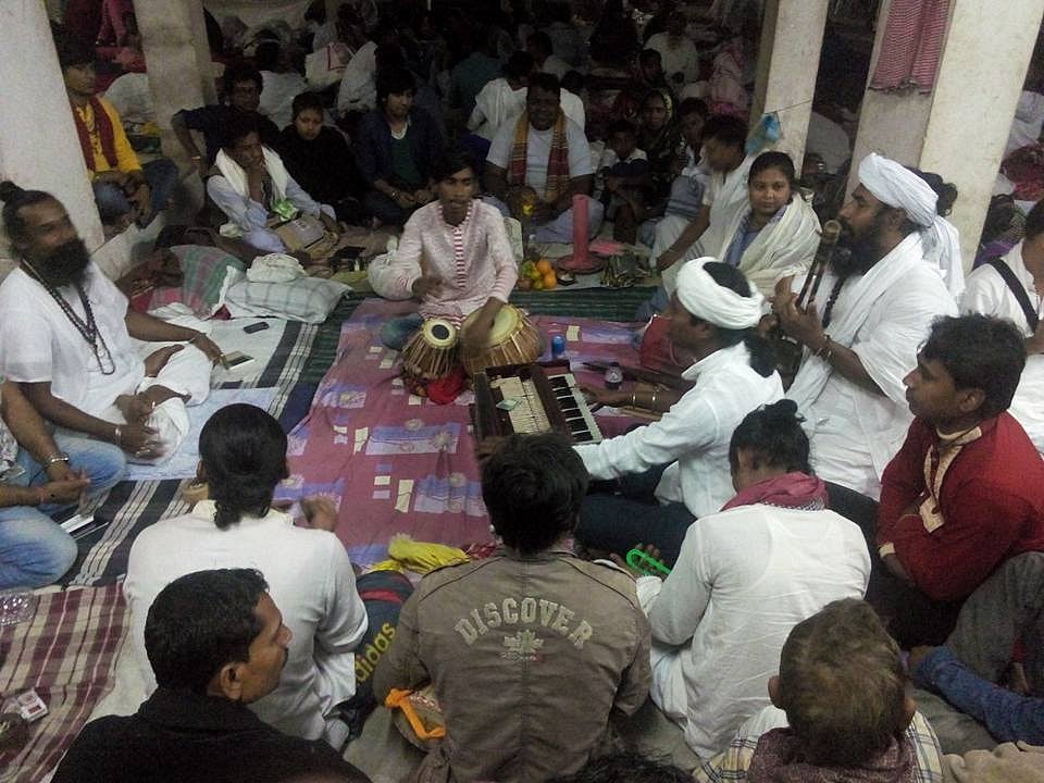 মাজারে গান গাইছেন আগত বাউলেরা 