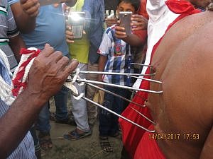 হুকে বিদ্ধ সন্ন্যাসী। 