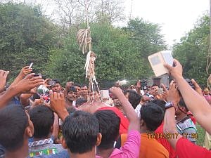 চড়কে ঝুলে আছে সন্ন্যাসী। 