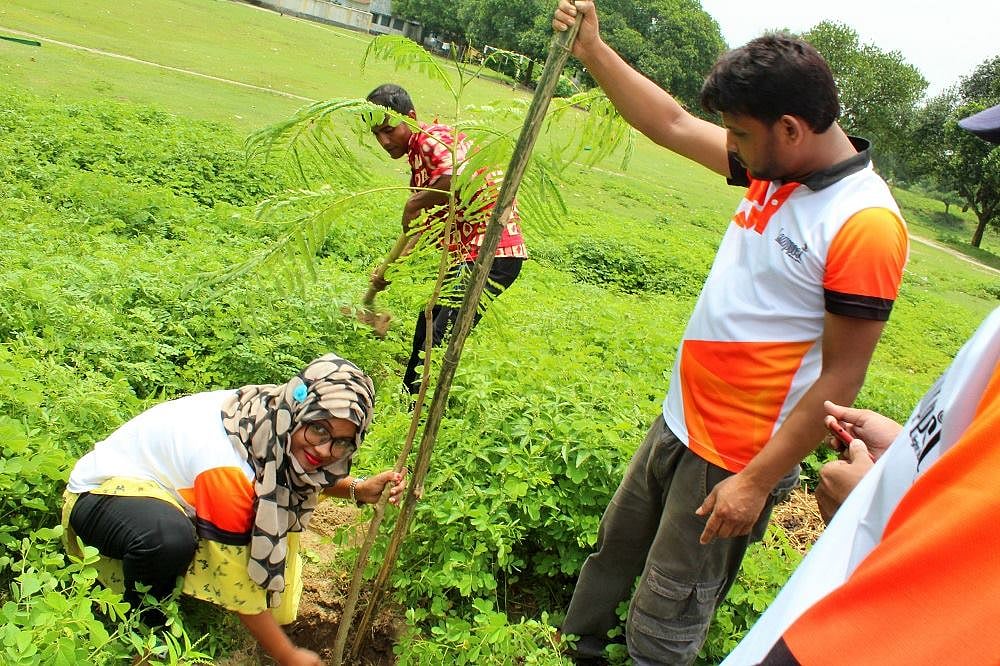 সামাজিক বনায়নে দেড়শ কৃষ্ণচূড়ার চারা রোপণ