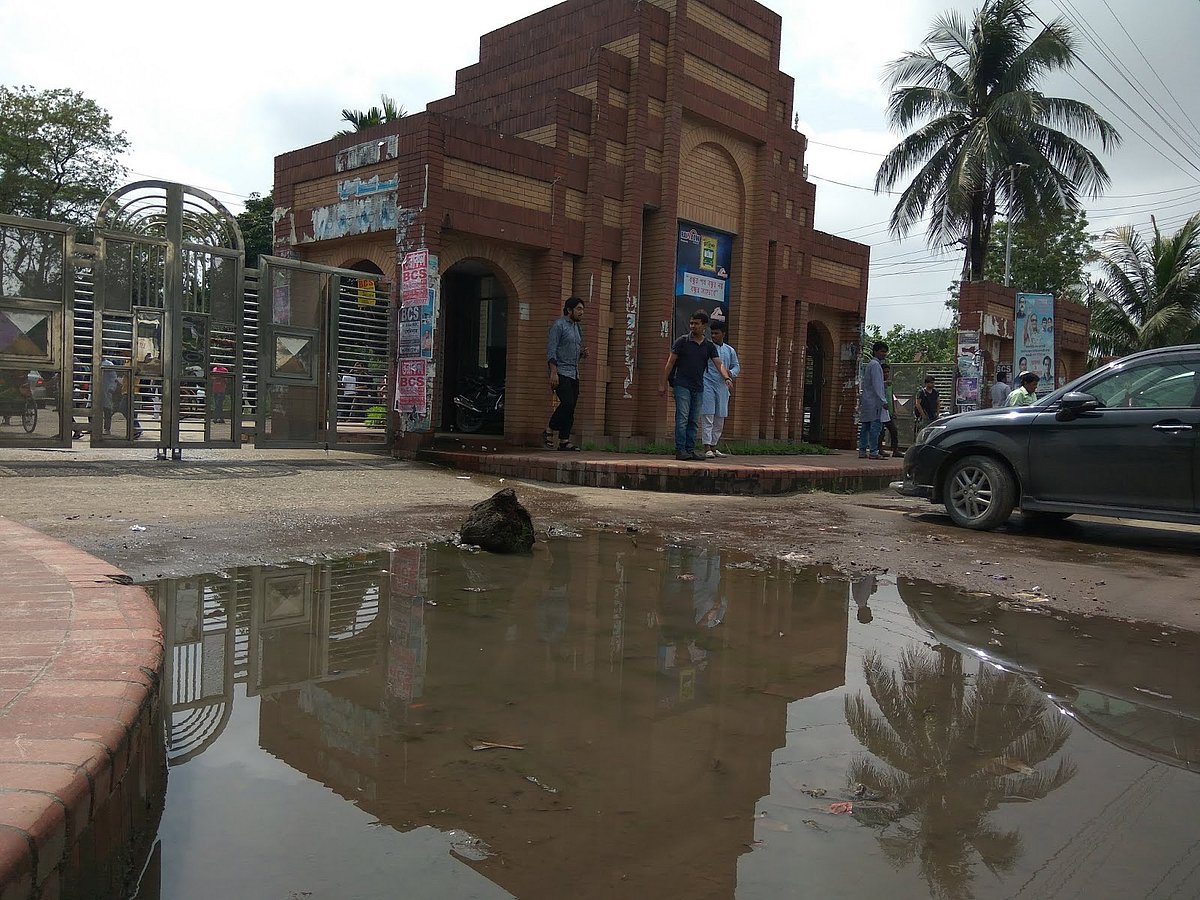 জাবিতে বেহাল রাস্তায় দুর্ভোগে শিক্ষার্থীরা
